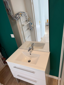 Photo de galerie - Déplacement d'un meuble vasque et d'un miroir pour emplacement machine a laver. ajout d'une vidange et d'un T pour les branchements et évacuation 