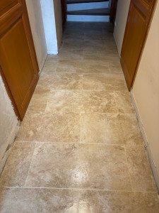 Photo de galerie - Pose et joint de carrelage effet travertin dans un couloir