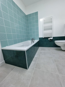 Photo de galerie - Carrelage baignoire + soubassement