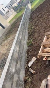 Photo de galerie - Création d'un mur de séparation pour terrain mitoyen.