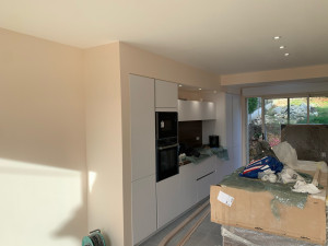 Photo de galerie - Pose des meubles encastrés, plus mise en peinture des murs et plafond