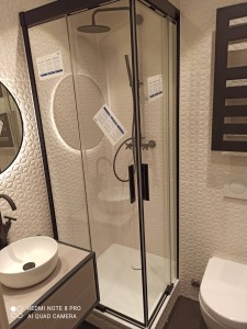 Photo de galerie - Cabine de douche et meuble lavabo avec vasque, WC suspendu, sèche-serviette et accessoires