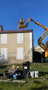 Photo réalisation - Artisan tout corps d'état - Rénovation - MVR BAT’ - La Ronde : Nettoyage Toiture + piquage Pignon et façade + rejointoiement des pierres.