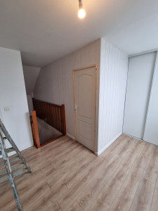 Photo de galerie - Création d'une pièce avec ossature bois et habillage en lambris bois , isolation et aménagement des prise electrique, instalation d'une porte battante 