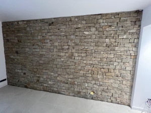 Photo de galerie - Habillage mural en parement pierre naturelle