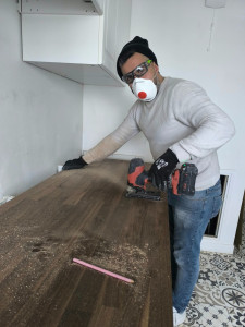 Photo de galerie - Pose et ajustement d’un plan de travail de cuisine avec découpes et finitions soignées.