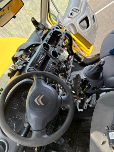 Photo de galerie - Véhicule avec un problème de chauffage les petites Hélette qui dirigent le chaud, et le froid était cassé, donc démontage du tableau de bord pour trouver une solution et remettre les ailettes en place 