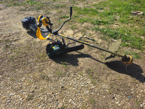 Photo de galerie - Tonte et débroussaillage avec matériel adapté. Travail propre et efficace, terrain net après intervention.