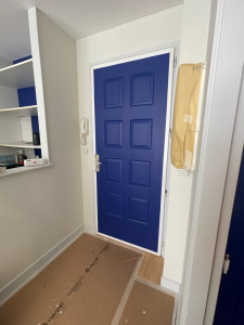 Photo de galerie - Réfection appartement et menuiserie : ici porte d’entrée en bleu profond Laque Mat 