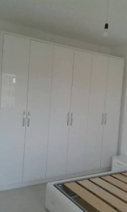 Photo de galerie - Montage et installation d’une grande armoire de rangement avec portes battantes. Assemblage des éléments, réglage des portes et des charnières, pour un résultat propre et soigné