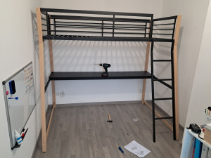 Photo de galerie - Montage lit en étage avec bureau en dessous