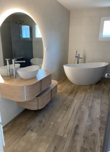 Photo de galerie - Salle de bain neuve, baignoire en îlot 