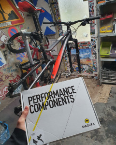 Photo de galerie - Remplacement freinage complet sur ce petit lapierre, passage en magura mt5 en 4 pistons