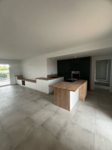 Photo de galerie - Pose de cuisine avec meuble de salon 