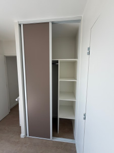 Photo de galerie - Pose d’un dressing sur mesure 