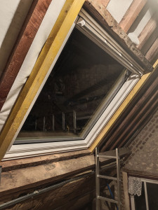 Photo de galerie - Ouverture sur toit avec  dépose des tuiles 
chassis sur mesure et pose velux grande dimension 