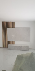 Photo de galerie - Déco mur tv fond en placo enduit décoratif type ( tadalakt ) avec ces panneaux acoustique lame bois 
