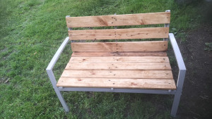 Photo de galerie - Remplacement des tissus par du bois de palette.