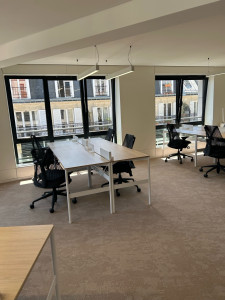 Photo de galerie - Montage des bureaux 