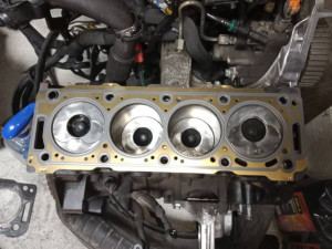 Photo de galerie - Dépose culasse. nettoyage pistons et culasse. 