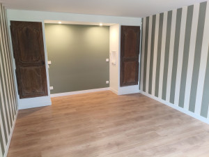 Photo de galerie - Peinture plafond + pose du revêtement mural + pose du parquet et plinthes.
