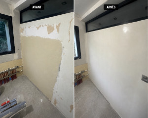 Photo de galerie - Ratissage d’un mur pour une finition lisse et soignée.
