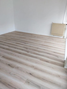 Photo de galerie - Pièce de 19 m² rénové : ragréage, pose lame PVC, Peinture, Installation chauffage