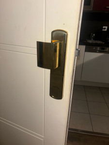 Photo de galerie - Installation de poignée blindé à badge 