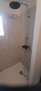 Photo de galerie - Pose de carrelage dans une douche à l'italienne.