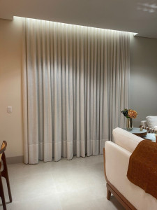 Photo de galerie - Réalisation de rideaux sur mesure avec rail encastré en plafond et éclairage LED indirect pour un rendu moderne et élégant.