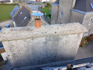 Photo de galerie - Remise en conformité sortie fumée et réfection carré de cheminée avant travaux 