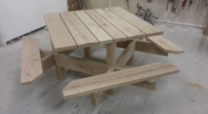 Photo de galerie - Table de jardin en chêne massif 