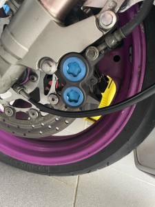 Photo de galerie - Remplacement étriers de frein sur une moto 