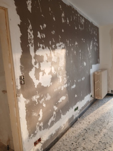 Photo de galerie - Mur à réparer en 2 passes d'enduit de rebouchage et 1 passe d'enduit de finition, suivront le ponçage, l'impression et la finition (la cliente a choisi un enduit decoratif
