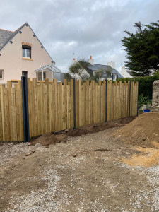 Photo de galerie - Clôture bois poteaux alu