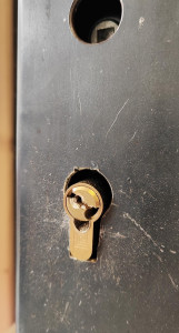 Photo de galerie - Ouverture porte avec perçage cylindre  