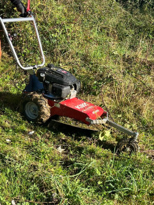 Photo de galerie - A louer avec prestation une tondeuse débrousailleuse,pour herbes (hautes), roncier , ideale pour terrain en friche ,abondonnée,manque de temps pour  entretenir ,sa remet un terrain dégagé 