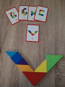 Photo de galerie - Puzzle Tangram 
Le tangram sollicite plusieurs fonctions du cerveau :
Mémoire (se souvenir des formes ou des solutions)
Attention et concentration (rester focalisé sur la construction)
Logique et raisonnement spatial (assembler les pièces correctement)