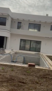 Photo de galerie - Maçon piscine de façade 