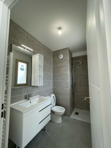 Photo de galerie - Installation - meuble lavabo, miroire, wc, robinetterie de douche, bac à douche,