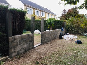 Photo de galerie - Réalisation d’un clôturé en parpaings avec portillon 