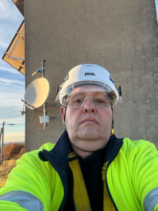 Photo de galerie - Changement d’une caméra de surveillance à grande hauteur.