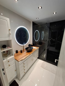 Photo de galerie - Rénovation complète d'une salle de bain, création d’un faux-plafond avec spots d'éclairage, bac a douche + robinetterie encastrée et remplacement de l'interrupteur.