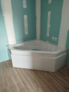 Photo de galerie - Installation baignoire d'angle avec platine pour robinetterie murale 