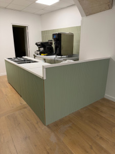 Photo de galerie - Fabrication d’un comptoir de bar à Glace. Personnalisé à la demande du client. 