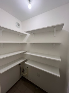 Photo de galerie - Aménagement cellier avec étagères sur mesure 