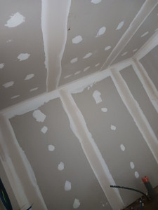 Photo de galerie - Pose du bandes a joints a la main ?// faire aussi tt types de ratissage intérieur 