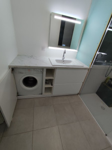 Photo de galerie - Fabrication et pose d’un meuble SDB avec lave-linge intégré.