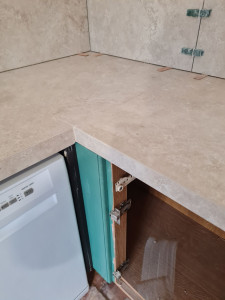 Photo de galerie - Pose carrelage imitation travertin,avec coupe à 45 degré  pour un plan de travail 