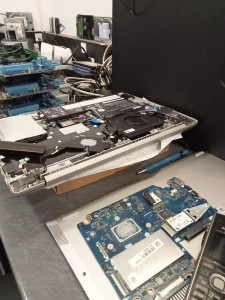 Photo de galerie - Dépannage d'un ordinateur portable, changement de la carte mère.
